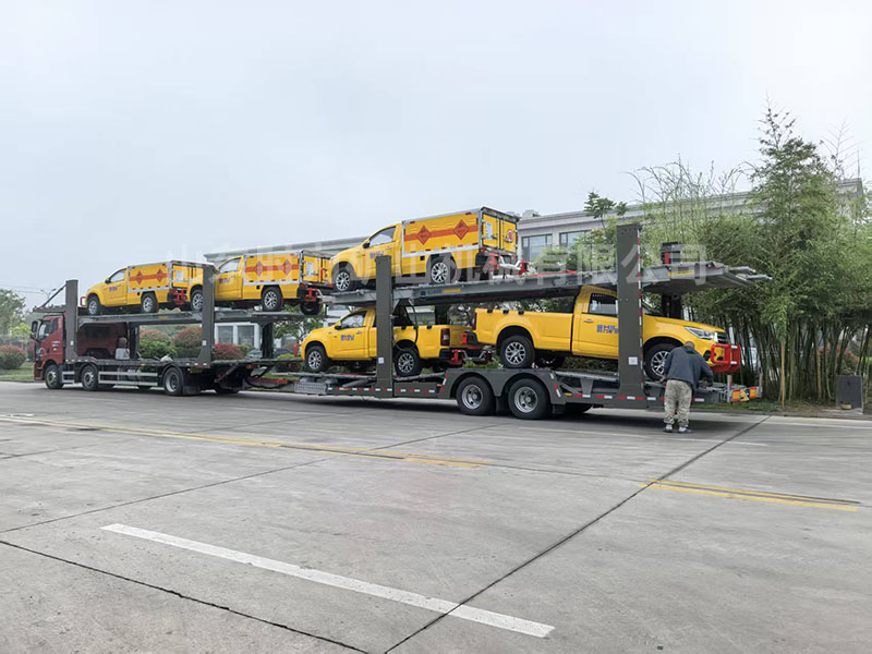 3臺(tái)爆破器材運(yùn)輸車(chē)、2臺(tái)運(yùn)料車(chē)發(fā)往四川